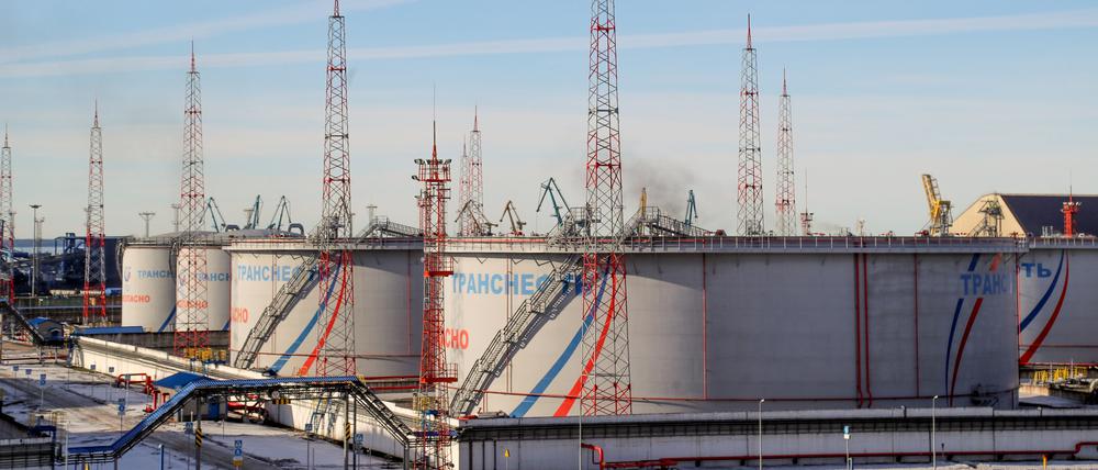 Tanks von Transneft, einem staatlichen russischen Unternehmen, das die Erdöl-Pipelines des Landes betreibt, im Ölterminal von Ust-Luga.