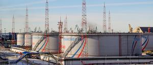 Tanks von Transneft, einem staatlichen russischen Unternehmen, das die Erdöl-Pipelines des Landes betreibt, im Ölterminal von Ust-Luga. 