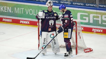 Torwart Juho Markkanen und Stürmer Yannick Veilleux haben Redebedarf.