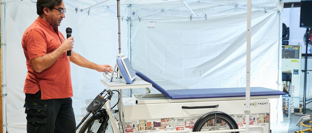Indrajit Ghosh, Arzt in London, präsentiert das „Erste Krankenhaus auf einem Lastenfahrrad“ im MotionLab. Das englische Gesundheitssystem NHS gab den Auftrag an Velofracht, einer deutschen Firma, die Lastträger konzipiert und fertigt. Es soll vor allem auch obdachlosen Menschen helfen und kann Laborabstriche in kurzer Zeit auslesen.