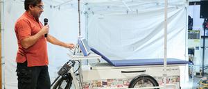 Indrajit Ghosh, Arzt in London, präsentiert das „Erste Krankenhaus auf einem Lastenfahrrad“ im MotionLab. Das englische Gesundheitssystem NHS gab den Auftrag an Velofracht, einer deutschen Firma, die Lastträger konzipiert und fertigt. Es soll vor allem auch obdachlosen Menschen helfen und kann Laborabstriche in kurzer Zeit auslesen.
