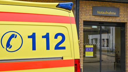 Der Eingang zur Notaufnahme einer Klinik in Bad Saarow. Wenn Personalnot in den Notaufnahmen an Brandenburgs Kliniken herrscht, melden sich diese immer mal wieder ab. Das ergab eine Umfrage der Deutschen Presse-Agentur.