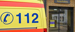 Der Eingang zur Notaufnahme einer Klinik in Bad Saarow. Wenn Personalnot in den Notaufnahmen an Brandenburgs Kliniken herrscht, melden sich diese immer mal wieder ab. Das ergab eine Umfrage der Deutschen Presse-Agentur.