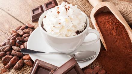 Perfekt: draußen Schnee, drinnen eine warme Schokolade.