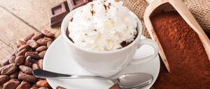Perfekt: draußen Schnee, drinnen eine warme Schokolade.