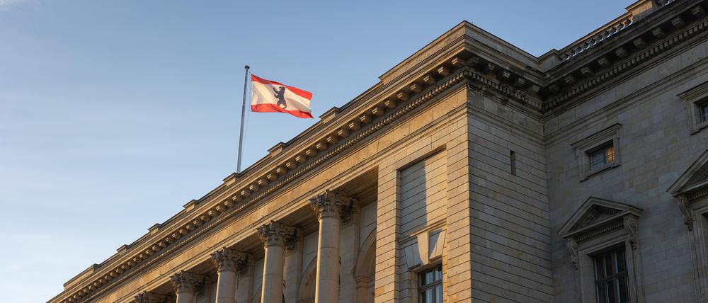 Das Abgeordnetenhaus von Berlin und die Berliner Landesflagge.