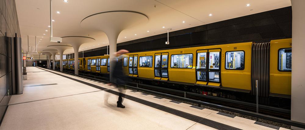U-Bahn-Fahrgäste in Berlin müssen noch jahrelang auf gutes Mobilfunknetz in den Zügen warten. Auch bei der S-Bahn gibt es Probleme mit dem Ausbau.