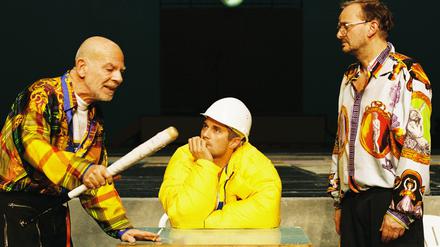 Martin Wuttke, Franz Beil und Milan Peschel (von links) zwischen Pragmatismus und Skeptizismus.