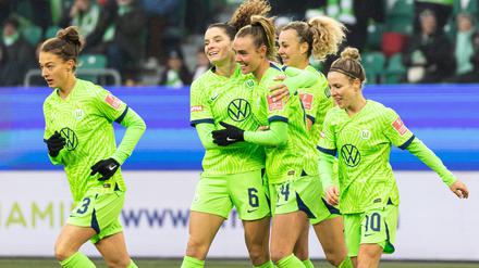 Das lief gut. Die Wolfsburgerinnen bejubeln den Treffer zum 4:0.