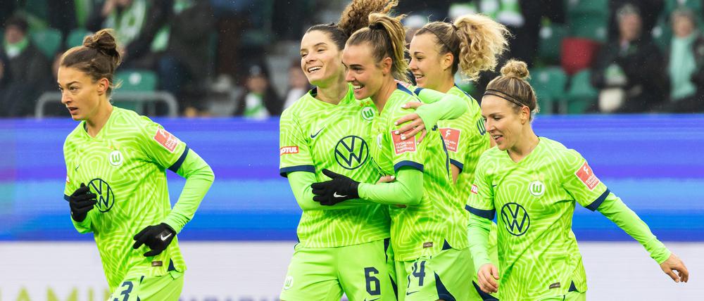 Das lief gut. Die Wolfsburgerinnen bejubeln den Treffer zum 4:0.