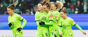 Das lief gut. Die Wolfsburgerinnen bejubeln den Treffer zum 4:0.