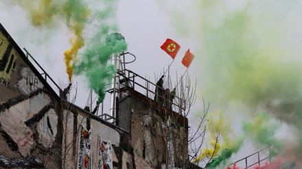 Auf einer pro-kurdischen Demonstration leuchten Rauchgranaten.