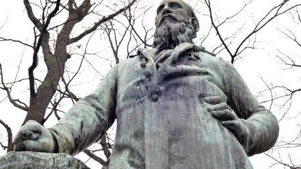 Friedrich Ludwig Jahn lebte von 1778 bis 1852. In der Hasenheide erinnert ein Denkmal an ihn.
