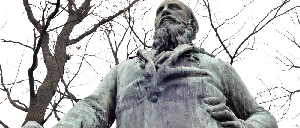 Friedrich Ludwig Jahn lebte von 1778 bis 1852. In der Hasenheide erinnert ein Denkmal an ihn.