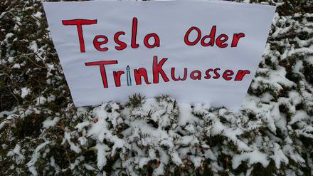 Kundgebung  auf dem Marktplatz in Gruenheide.
 