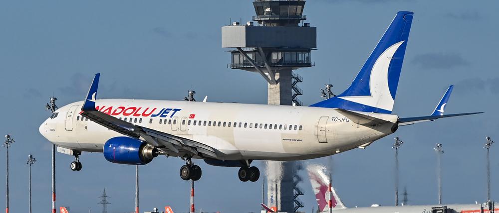 Eine Boeing 737 der Fluggesellschaft Turkish Airlines (AnadoluJet)auf der Südbahn des BER.
