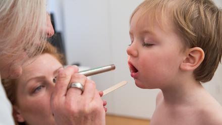 Ein Blick in den Mund reicht Kinderärztinnen und Kinderärzten oft schon, um Scharlach zu erkennen.