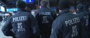 02.12.2022, Hamburg: Polizisten stehen am Hamburger Hauptbahnhof. Waffen verboten: Wer an den Adventswochenenden die Hauptbahnhöfe Hamburg, Hannover und Bremen betreten will, sollte Messer und andere gefährliche Gegenstände zu bestimmten Zeiten besser zu Hause lassen. Die Bundespolizei hat temporäre Waffenverbotszonen in diesen Bahnhöfen verhängt. (zu dpa: Waffenverbots-Kontrollen am Hamburger Hauptbahnhof) Foto: Steven Hutchings/TNN/dpa +++ dpa-Bildfunk +++