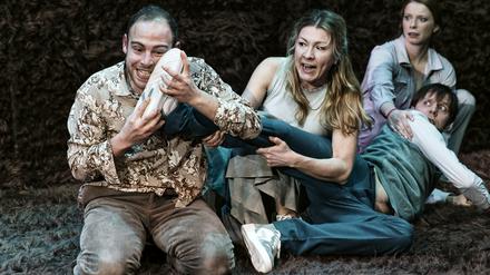 Der Wahnsinn bricht aus: „Nachtland“ an der Schaubühne am Lehniner Platz