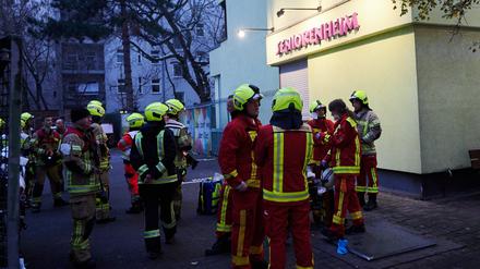 04.12.2022, Berlin: Feuerwehrmänner stehen vor einem Seniorenheim in Berlin-Neukölln. Bei einem Brand in einem Seniorenheim in Berlin-Neukölln ist eine Person ums Leben gekommen. Vier Personen seien verletzt, aber gerettet worden, sagte ein Feuerwehrsprecher vor Ort. Foto: Annette Riedl/dpa +++ dpa-Bildfunk +++