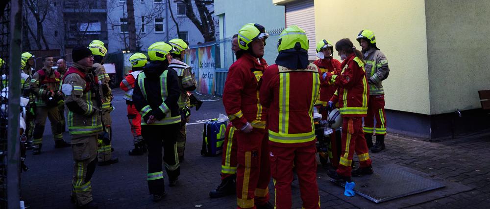04.12.2022, Berlin: Feuerwehrmänner stehen vor einem Seniorenheim in Berlin-Neukölln. Bei einem Brand in einem Seniorenheim in Berlin-Neukölln ist eine Person ums Leben gekommen. Vier Personen seien verletzt, aber gerettet worden, sagte ein Feuerwehrsprecher vor Ort. Foto: Annette Riedl/dpa +++ dpa-Bildfunk +++