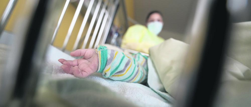 Ein am Respiratorischen Synzytial-Virus (RS-Virus oder RSV) erkrankter Patient liegt auf einer Kinderstation einer Klinik in einem Krankenbett.