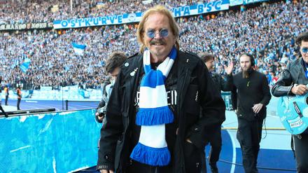 Frank Zander vor der Ostkurve des Berliner Olympiastadions.