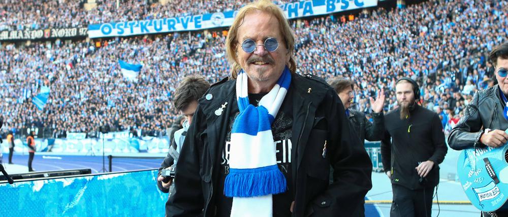 Frank Zander vor der Ostkurve des Berliner Olympiastadions.