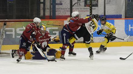 Da ging es heftig zur Sache. Die Eisbärinnen (in rot) im Spiel gegen Mannheim.