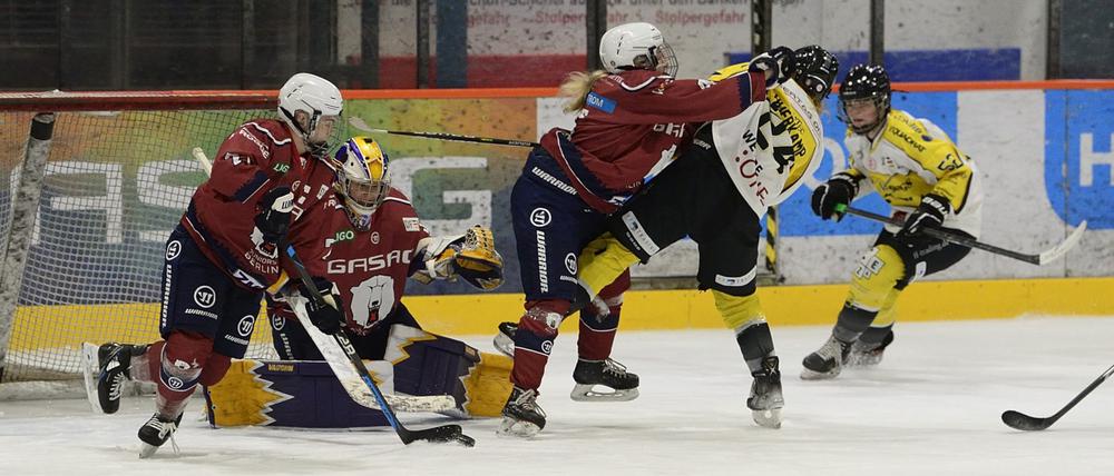 Da ging es heftig zur Sache. Die Eisbärinnen (in rot) im Spiel gegen Mannheim.