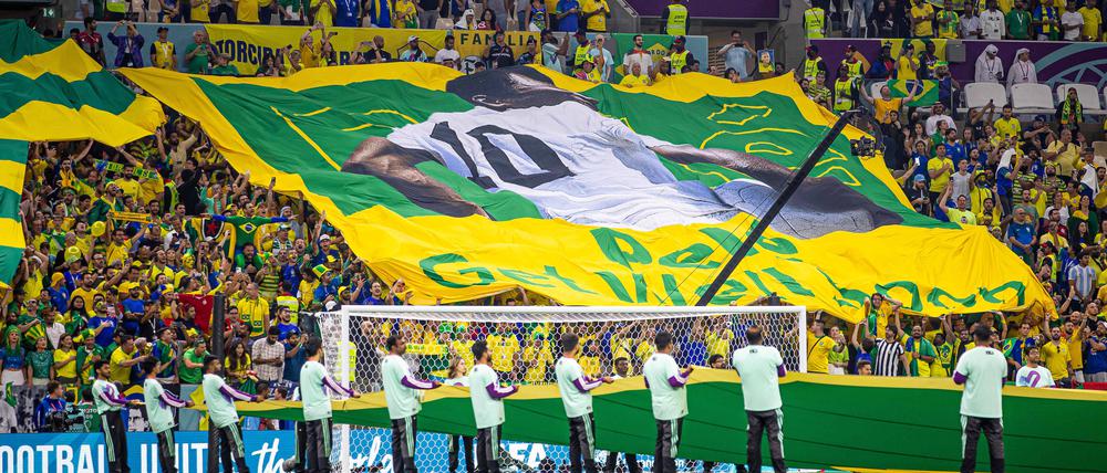 Schon beim letzten Gruppenspiel widmeten die brasilianischen Fans ihrer Legende eine Choreografie.