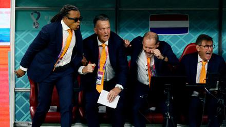 Auf dem Weg zum großen Ziel. Louis van Gaal (2. v. r.) hat in Katar das Viertelfinale erreicht.