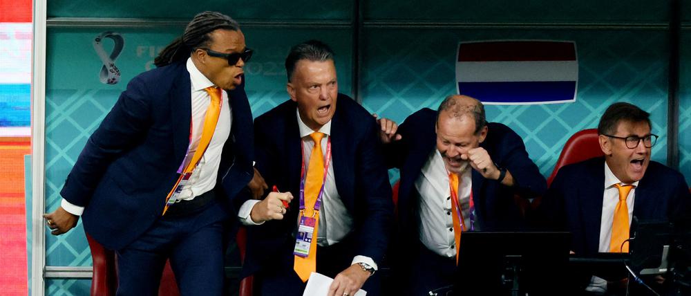 Auf dem Weg zum großen Ziel. Louis van Gaal (2. v. r.) hat in Katar das Viertelfinale erreicht.