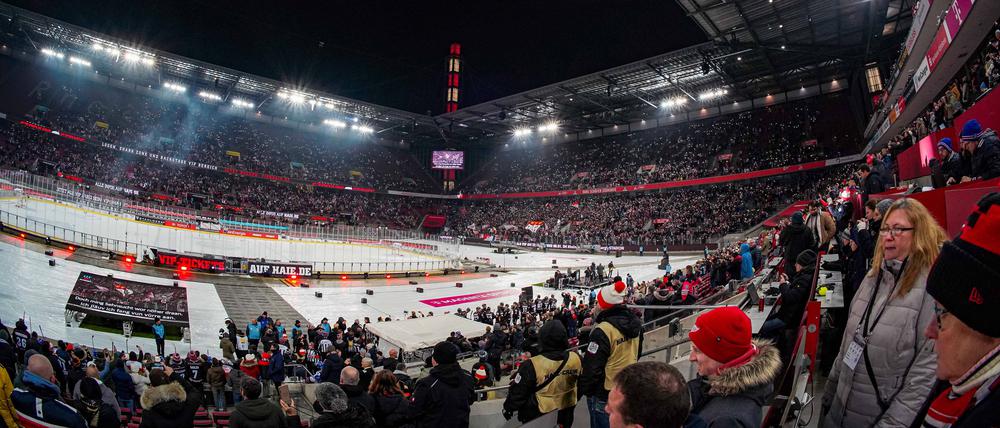 Frieren beim Eishockey. Eine neue Erfahrung für viele Kölner Fans.