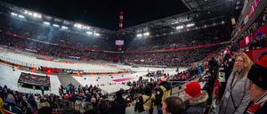 Frieren beim Eishockey. Eine neue Erfahrung für viele Kölner Fans.