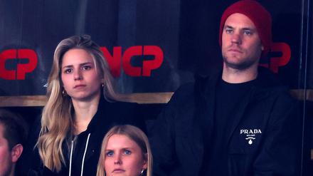 Rote Mütze. Manuel Neuer (rechts) als Zuschauer beim Spiel in Erlangen.