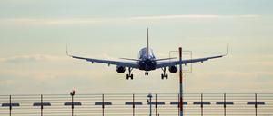 Ein Verkehrsflugzeug ist im Landeanflug auf den Flughafen Berlin Brandenburg «Willy Brandt». Fliegen hat sich im Sommer überdurchschnittlich stark verteuert. (zu dpa «Preise für Flugtickets stärker gestiegen als Inflation») +++ dpa-Bildfunk +++