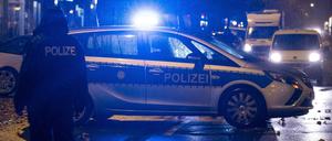 Streifenwagen der Berliner Polizei bei einer Straßensperrung. (Symbolbild)