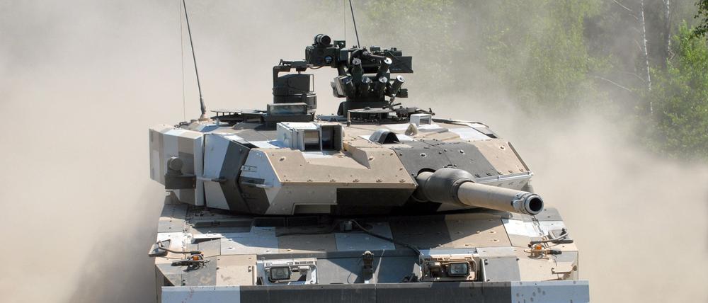 Kampfpanzer vom Typ Leopard 2 bei der Fahrt auf einem Testgelände (Archivbild).