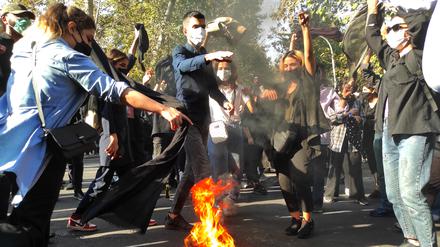 Seit bald drei Monaten gehen Demonstranten auf die Straße und fordern das Ende des Regimes.