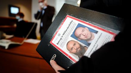 Fabio De Masi, Bundestagsabgeordneter der Partei Die Linke, kommt mit einem Aktenordner, auf dem die Fahndungsfotos des ehemaligen Wirecard-Vorstandsmitglied Jan Masalek befestigt sind, in den Untersuchungsausschuss zum Bilanzskandal der Wirecard.