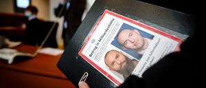 Fabio De Masi, Bundestagsabgeordneter der Partei Die Linke, kommt mit einem Aktenordner, auf dem die Fahndungsfotos des ehemaligen Wirecard-Vorstandsmitglied Jan Masalek befestigt sind, in den Untersuchungsausschuss zum Bilanzskandal der Wirecard.