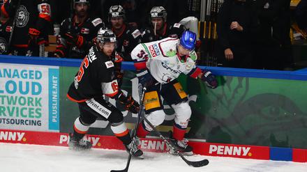 Harter Fight. Chad Nehring Frankfurt im Zweikampf mit Yannick Veilleux (rechts).