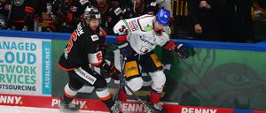 Harter Fight. Chad Nehring Frankfurt im Zweikampf mit Yannick Veilleux (rechts).  