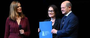 Bundeskanzler Olaf Scholz (r-l, SPD) überreicht Irina Scherbakowa, Mitgründerin der russischen Menschenrechtsorganisation Memorial, den Marion-Dönhoff-Preis neben Moderatorin Julia-Niharika Sen auf der Bühne im Deutschen Schauspielhaus.