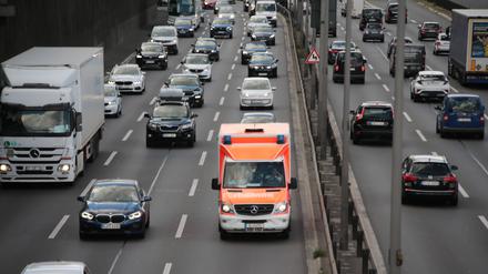 feuerwehr-rettungswagen auf der stadtautobahn berlin feuerwehr-rettungswagen auf der stadtautobahn berlin *** fire department rescue car on the berlin city highway fire department rescue car on the berlin city highway