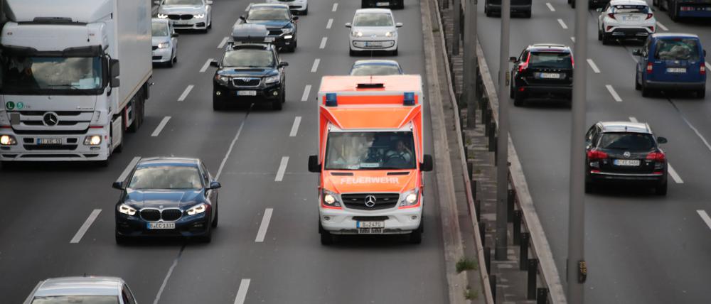 feuerwehr-rettungswagen auf der stadtautobahn berlin feuerwehr-rettungswagen auf der stadtautobahn berlin *** fire department rescue car on the berlin city highway fire department rescue car on the berlin city highway