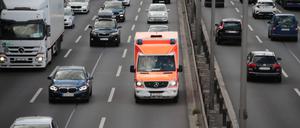 feuerwehr-rettungswagen auf der stadtautobahn berlin feuerwehr-rettungswagen auf der stadtautobahn berlin *** fire department rescue car on the berlin city highway fire department rescue car on the berlin city highway