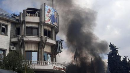 Während eines Protests im syrischen Suwaida steigt Rauch auf.