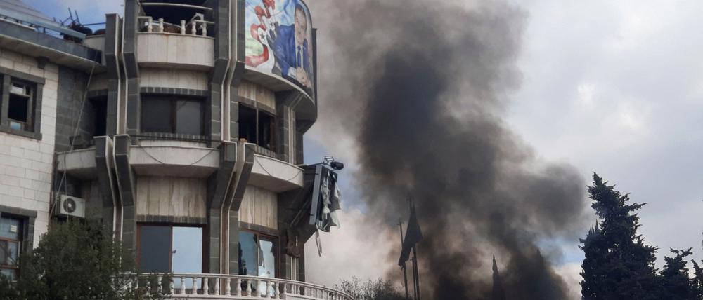 Während eines Protests im syrischen Suwaida steigt Rauch auf.